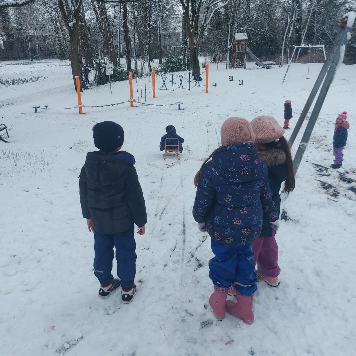 Die Kinder der DiKita freuen sich über den Schnee. Foto: DiKiTa