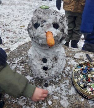 Die Kinder in der DiKiTa haben einen Schneemann gebaut. Foto: DiKiTa
