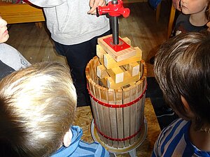 Die Kinder der DiKiTa konnten im Lehrgarten erleben, wie Apfelsaft gepresst wird. Foto: DiKiTa