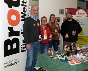 Marius Blümel (Referent von Brot für die Welt, links) brachte die fairen Produkte in die DiKiTa. Foto: DiKiTa