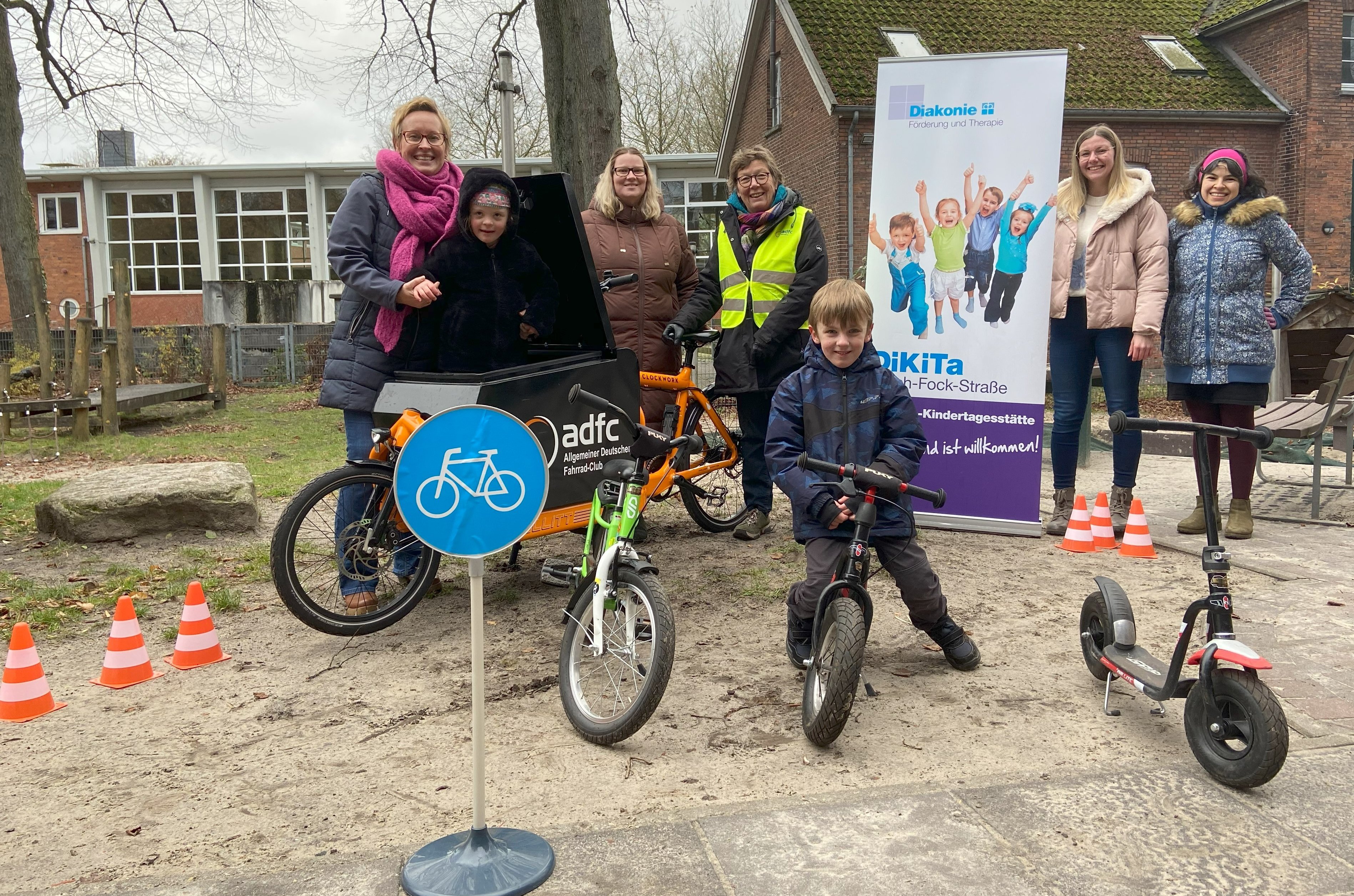 Einrichtungsleiterin Nicole Eilers (1.von links) und Reni Veenhuis (ADFC, 3.von links) und  freuen sich mit Kindern und Mitarbeiterinnen der DiKiTa über den Start des Kooperationsprojketes. Foto: Kerstin Kempermann