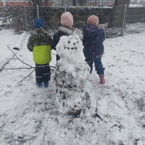 Die Kinder der DiKita bauten gemeinsam einen Schneemann. Foto: DiKiTa