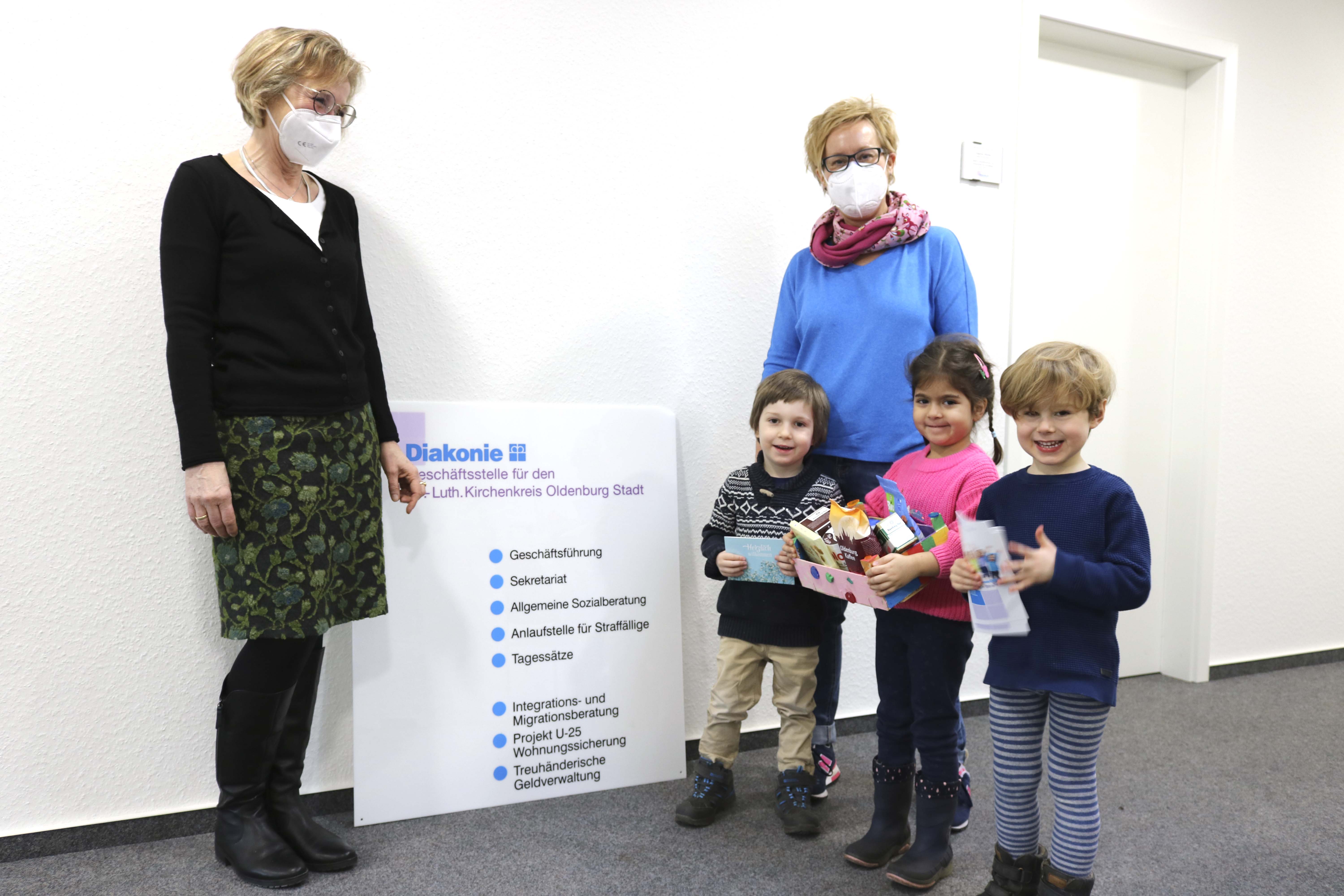 icole Eilers (rechts) und drei Kinder aus deKinder der DiKiTa überbrachten den Willkommensgruß. Foto: Johanne Logemann