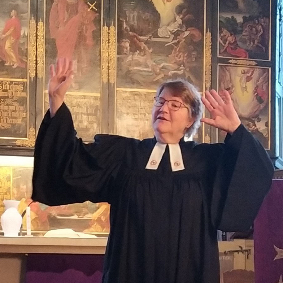 In der Dreifaltigkeitskirche haben die Kinder mit Pastorin Anne Jaborg einen Ostergottesdienst gefeiert. Foto: DiKita