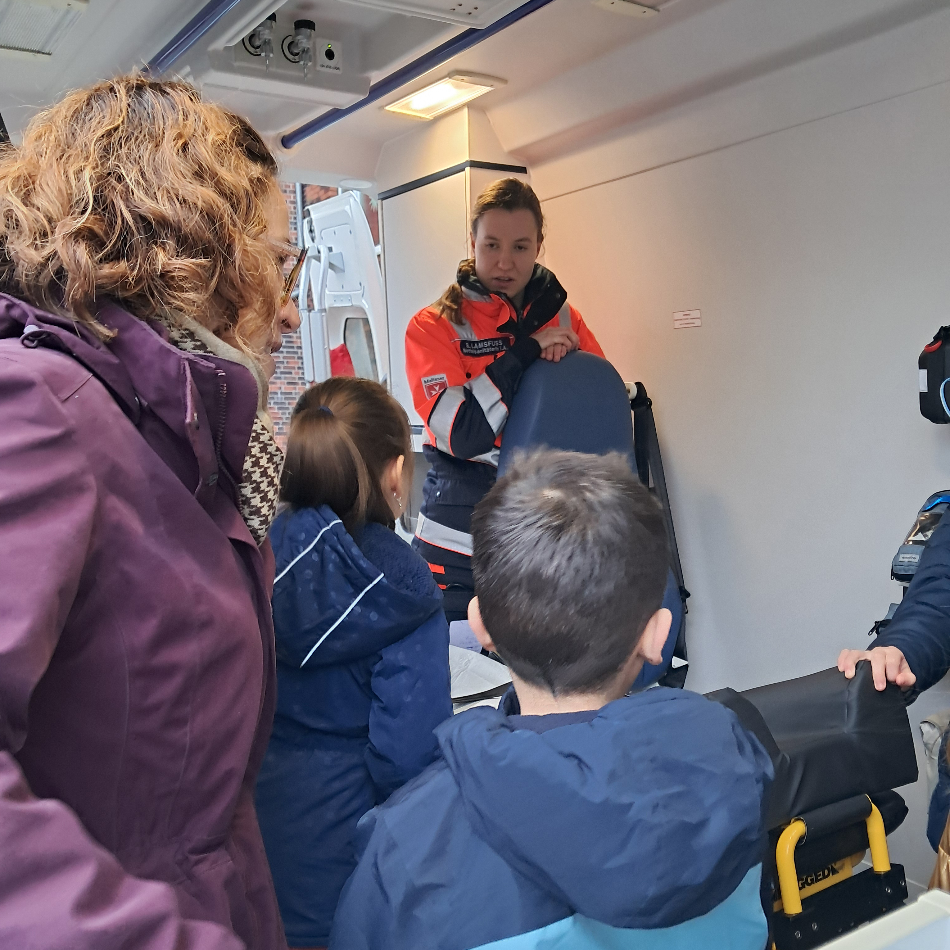 Die Mädchen und Jungen der DiKiTa hatten die Möglichkeit, einen Rettungswagen des Malteser Hilfsdienstes ganz aus der Nähe zu erleben. Foto: DiKiTa
